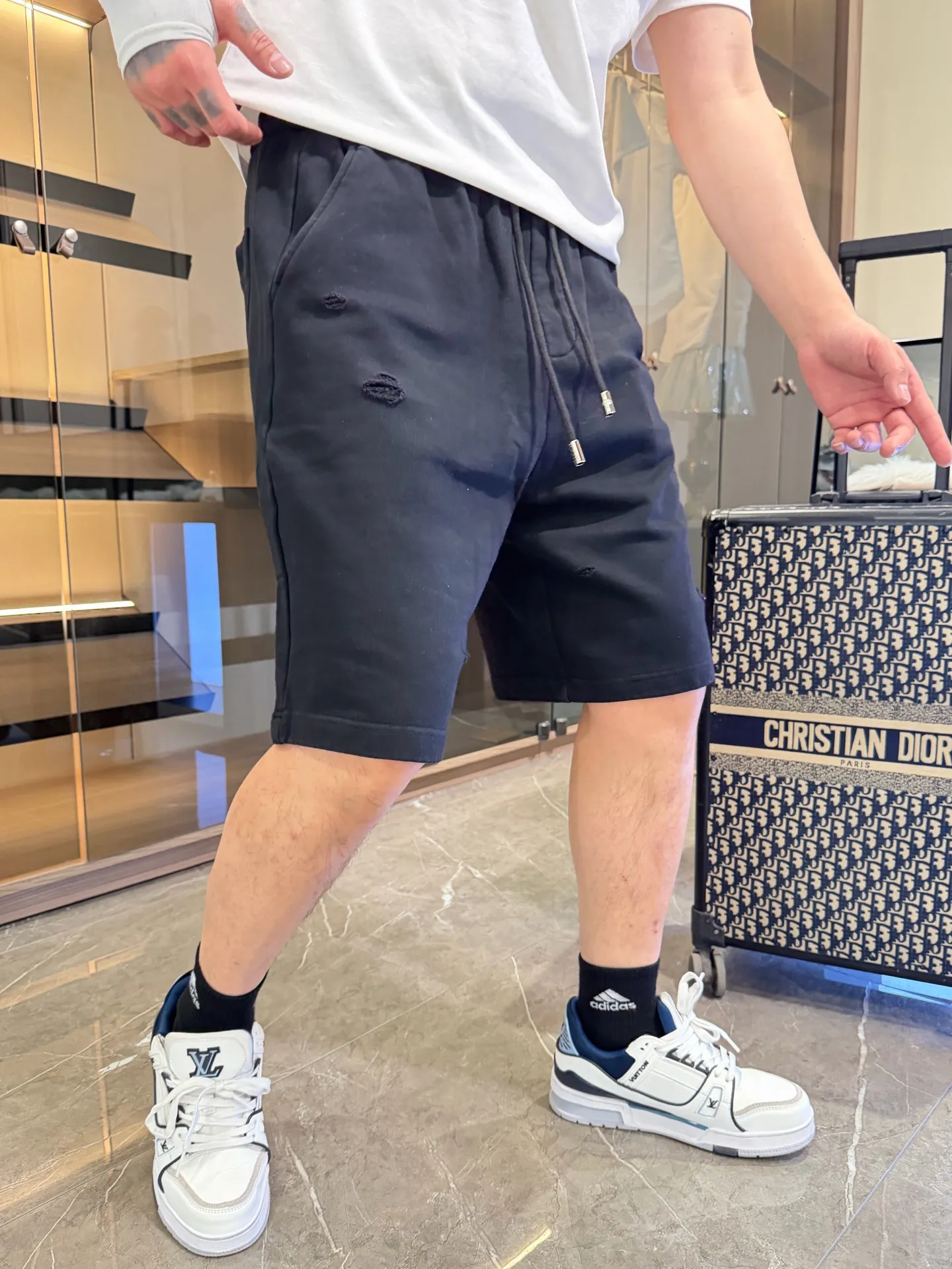 Balenciaga's three-standard complete 2026 summer New Arrival men's casual shorts, advanced custom-made Breathable fabric, Breathable fabric, extremely stretchy and comfortable, impeccable details, top-grade accessories, original logo design concept, delicate and soft feel! The upper body fit is awesome! Size: M-XXXL Please state your height and weight when ordering